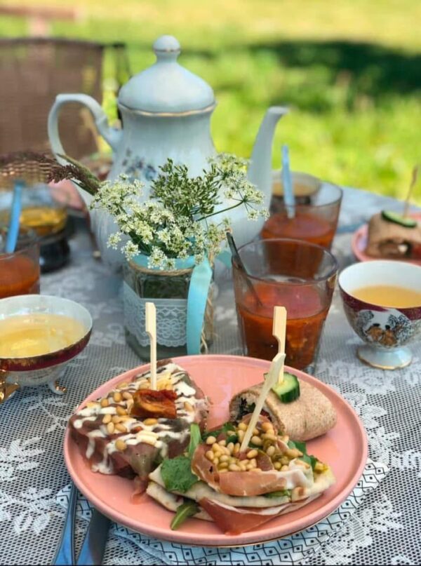 Foto van een brunch in landelijke sfeer op de Eemlandhoeve