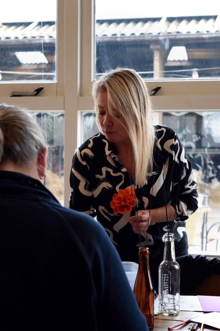 Linda tijdens haar workshop viltbloemen maken op de Eemlandhoeve
