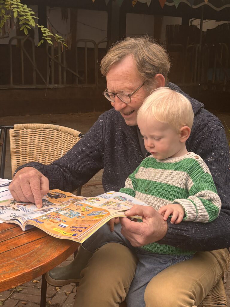 Foto van boer Jan met Ollie aan het voorlezen