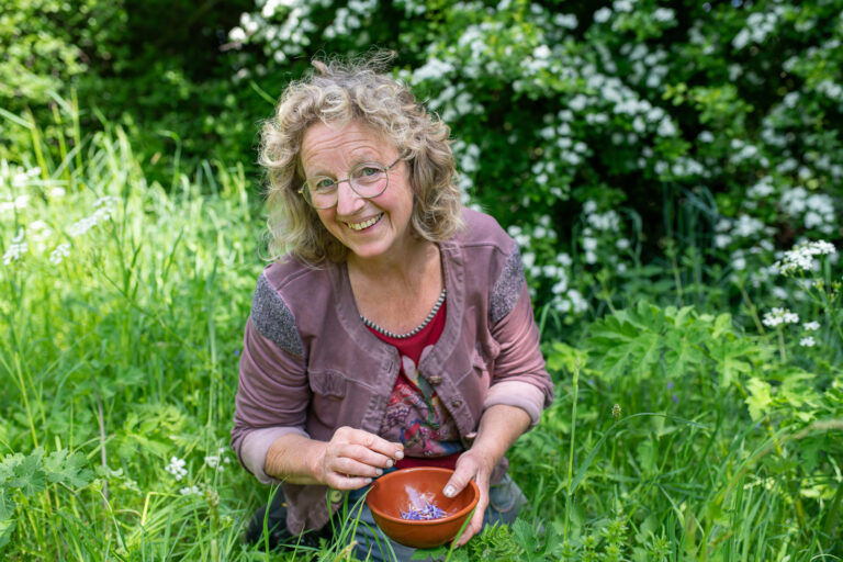 Erfecoloog Maaike doet haar werk op de Eemlandhoeve