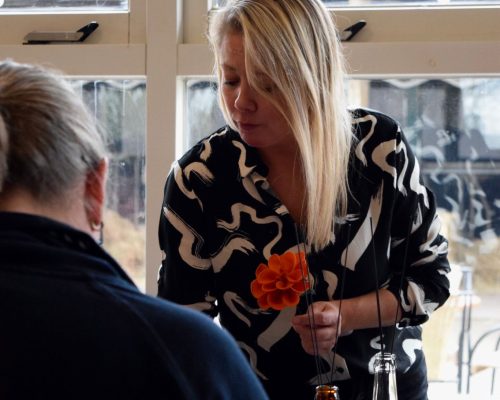 Linda tijdens haar workshop viltbloemen maken op de Eemlandhoeve