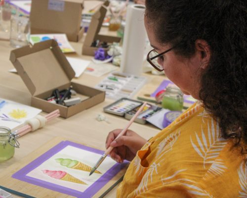 Foto van een vrouw die aan het schilderen is met aquarel op de Eemlandhoeve